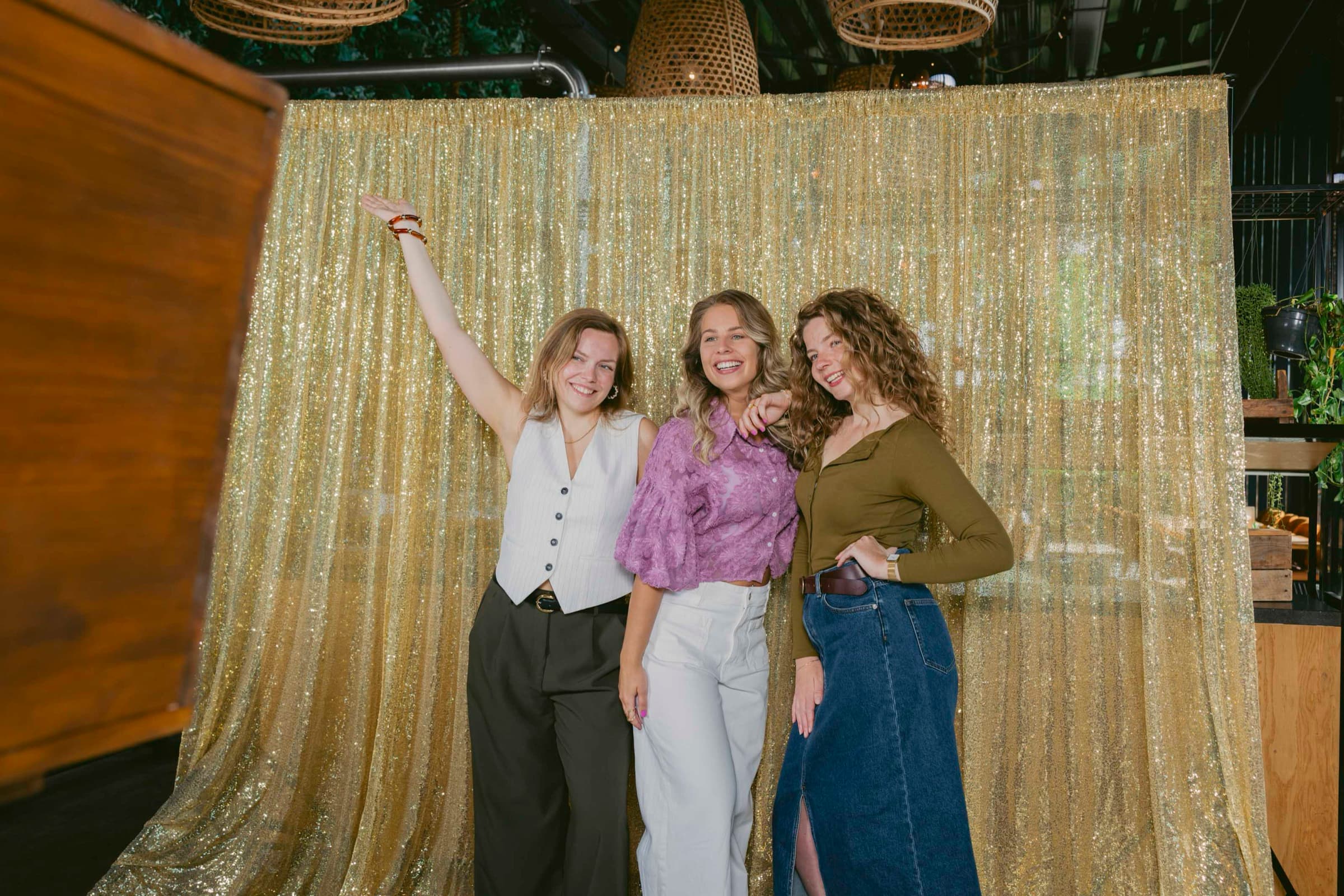 Drie vriendinnen poseren bij de Luxo booth