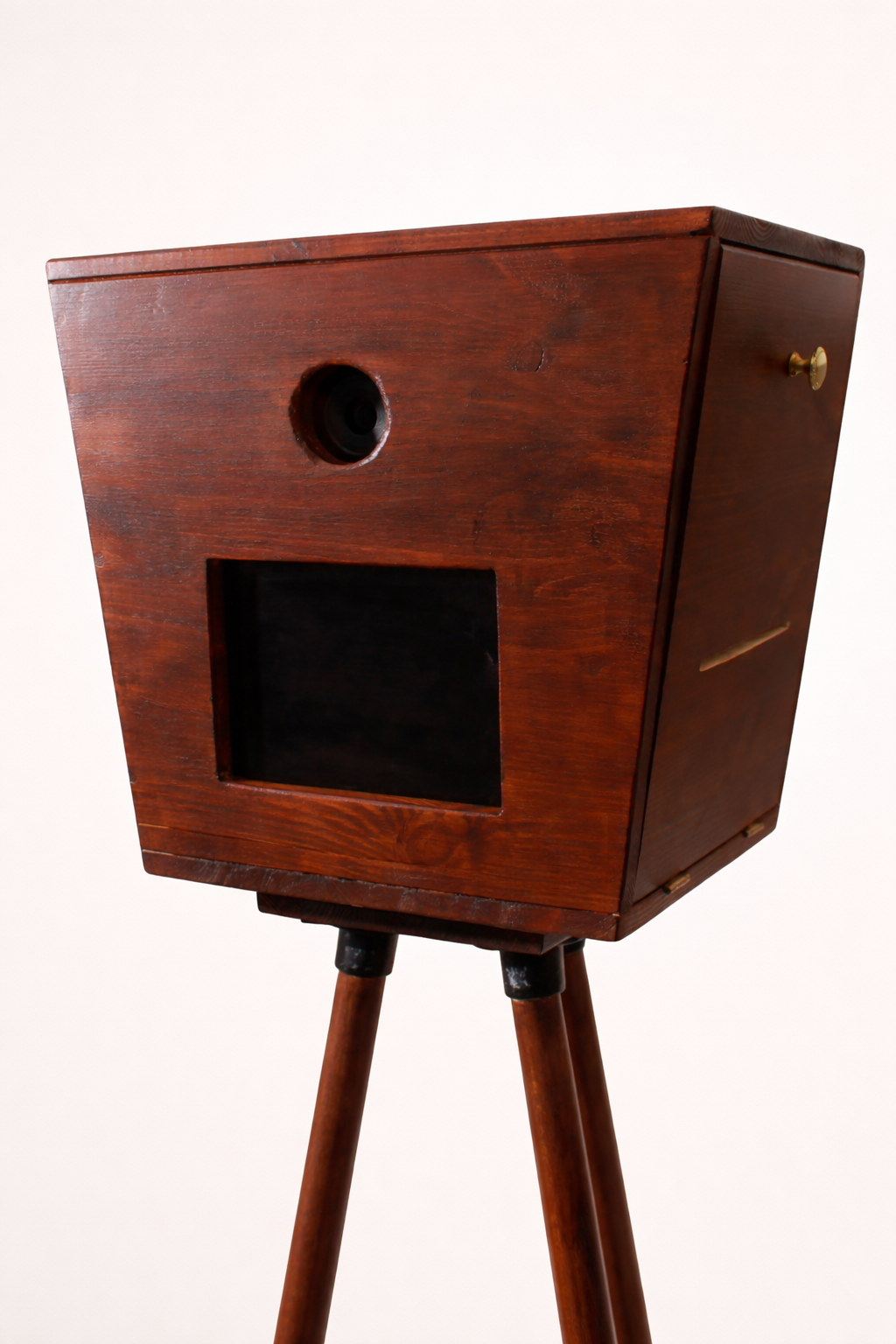 De Luxo Photobooth van Luxo is een houten camera obscura in vintage stijl met een vierkante behuizing, ronde lens, kijkvenster en koperen knoppen op een houten statief - ideaal als elegante photobooth voor bruiloften of speciale evenementen.